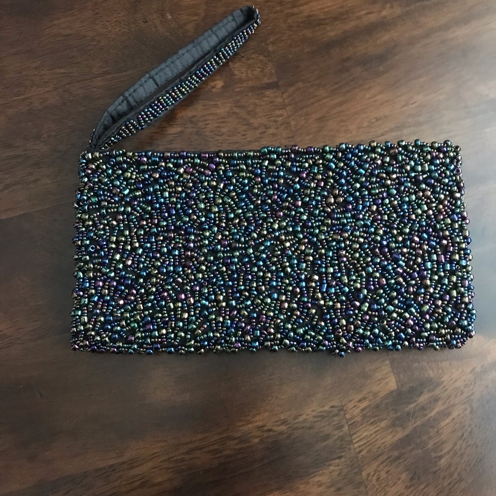 Beautiful metallic beaded clutch/wristlet!